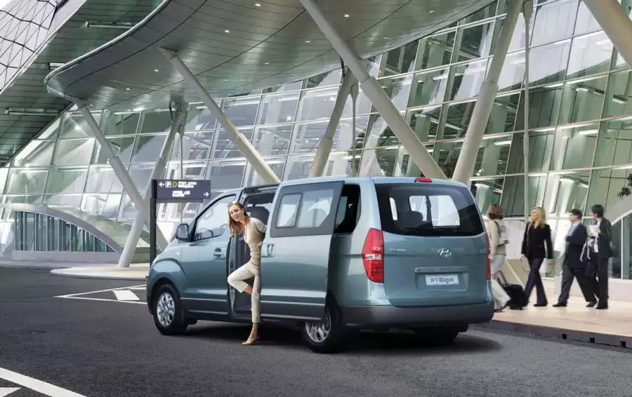 Трансфер в аэропорт. Taxi riga. Трансфер рига. Трансфер до риги. Мерседес виано 2014 3.